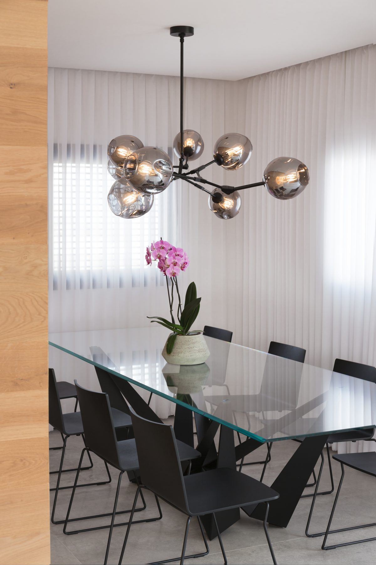 Penthouse apartment – Ra'anana תאורה מעוצבת בפינת האוכל על ידי דורי קמחי